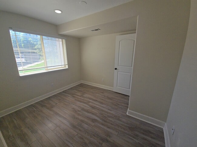 Building Photo - Gateway Village #61