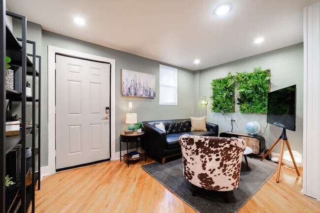 Building Photo - 1638 N Western Ave