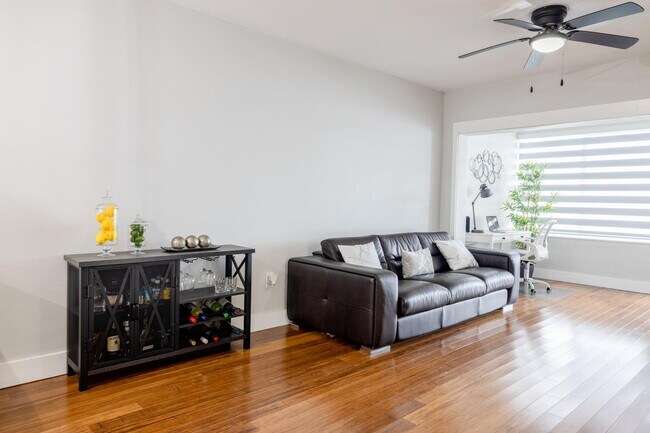 Building Photo - Remodeled, Furnished & Utilities Included!