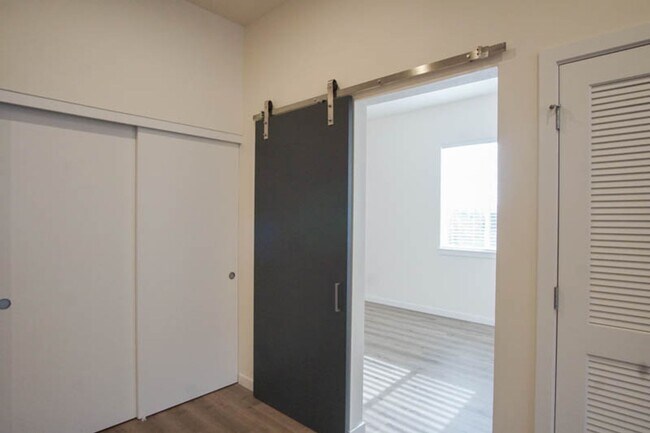 Building Photo - App Fee Special: Top Floor Modern 2 Bdr w/ W&D + AC!