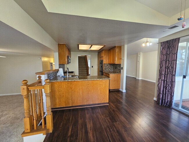 Building Photo - Large 4 bedroom two story in east Modesto!