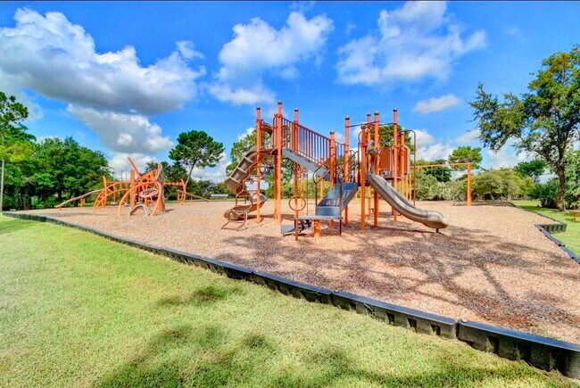 Building Photo - 17768 Maplewood Dr