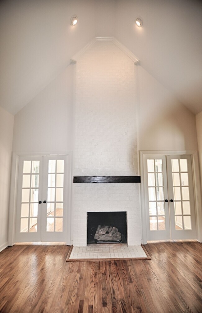 Building Photo - Delightful in Downing Creek