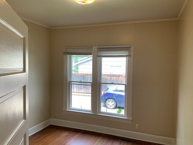 Building Photo - 2 Bedroom Unit in Triplex Near Downtown and Campus