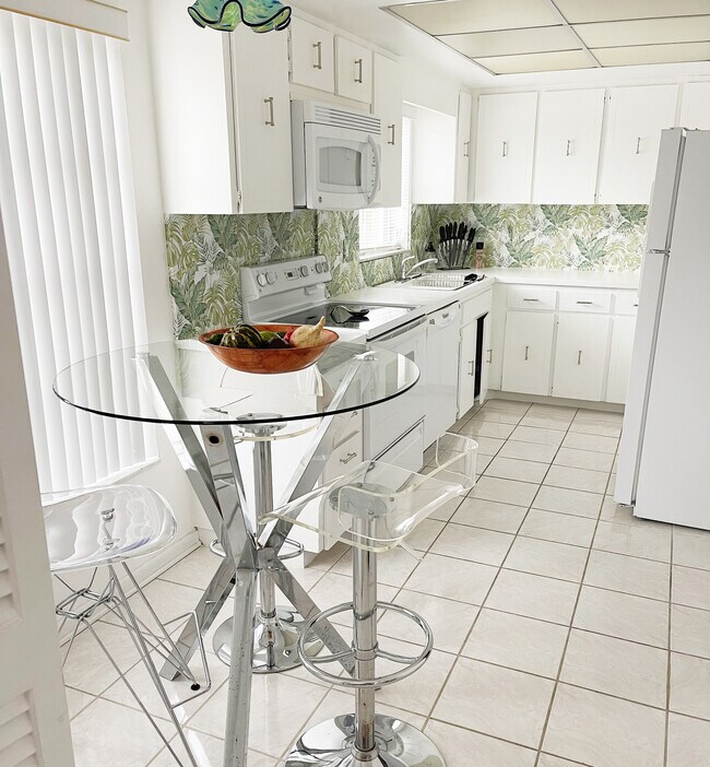 Building Photo - 6 Lucerne Ave