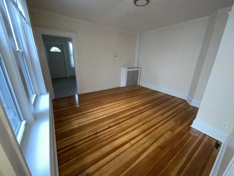 Building Photo - 9 Barrows St