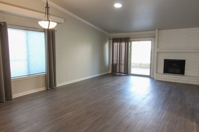 Building Photo - Remodeled Redding Condo!