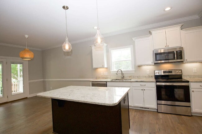 Building Photo - 25 Forrest Dr