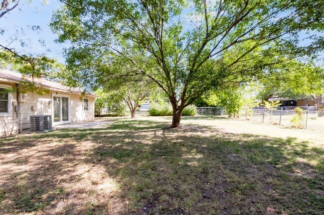 Building Photo - 2404 Andover Dr
