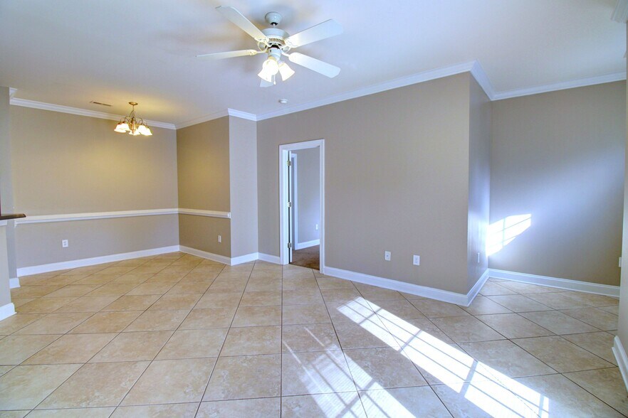 Building Photo - 2077 Silvercrest Dr