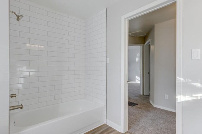 Building Photo - Dewey Duplex