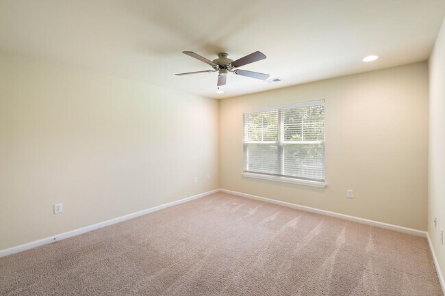 Building Photo - 3 Bedroom Flat Available at the Woodlands - REDUCED DEPOSIT