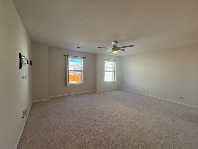 Building Photo - Spacious Townhome Available Now!