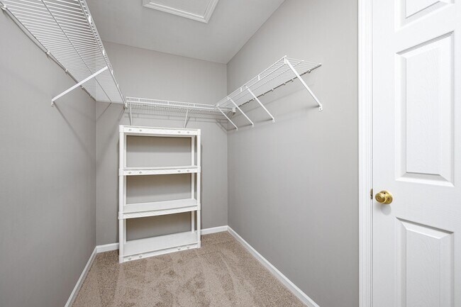 Building Photo - 45085 Horseshoe Dr