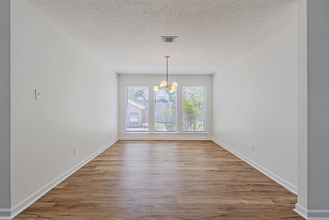 Building Photo - 3406 Forest Village Dr