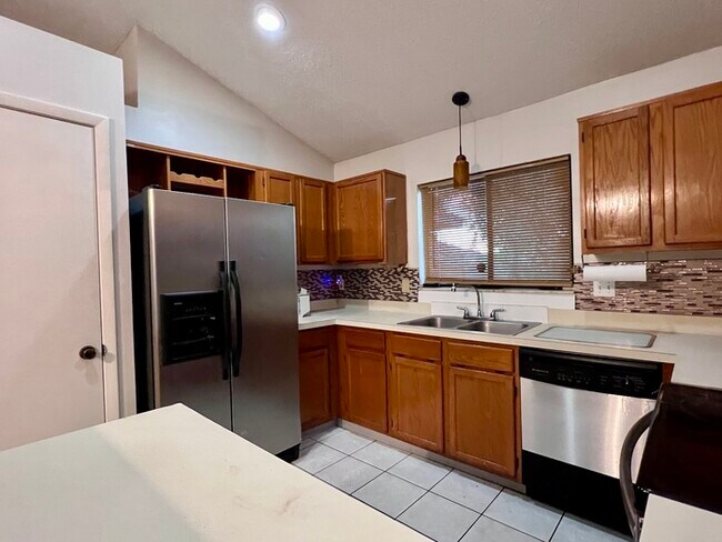 Building Photo - Spacious 3 bedroom 2 bath 2 car garage hom...