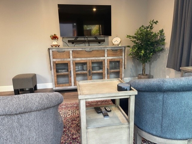 TV - 843 Southampton Dr