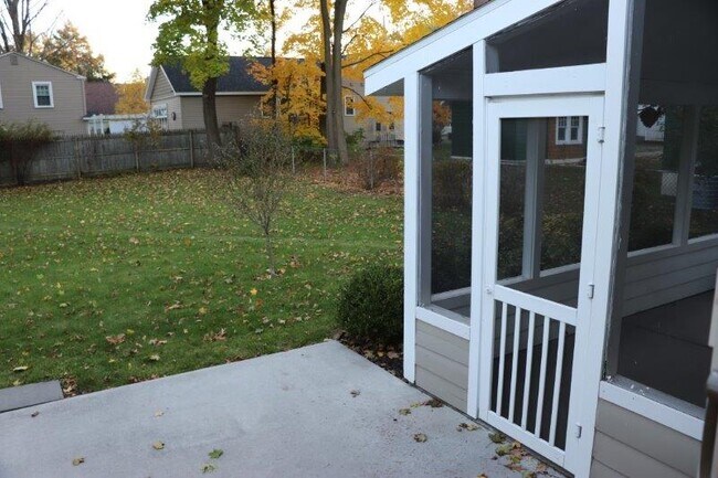 Building Photo - 300 Caroline St