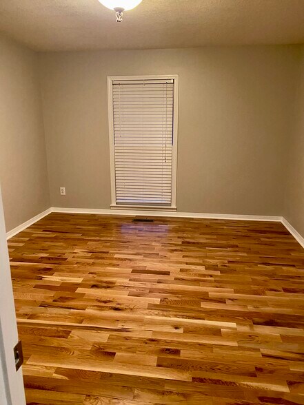 Building Photo - 302 Cherokee Dr