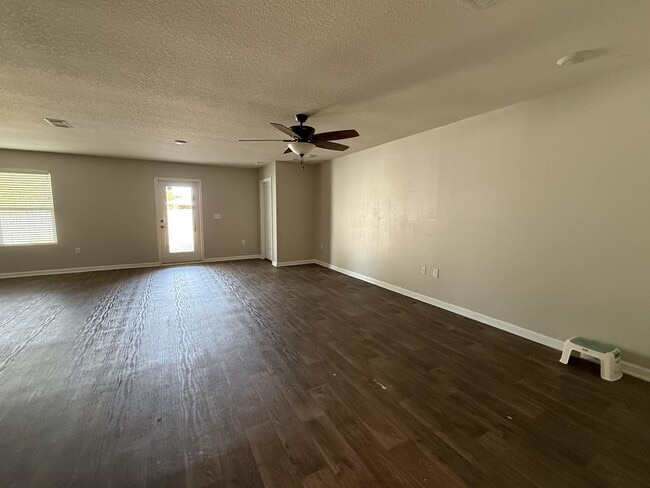 Building Photo - 1004 Limpkin St