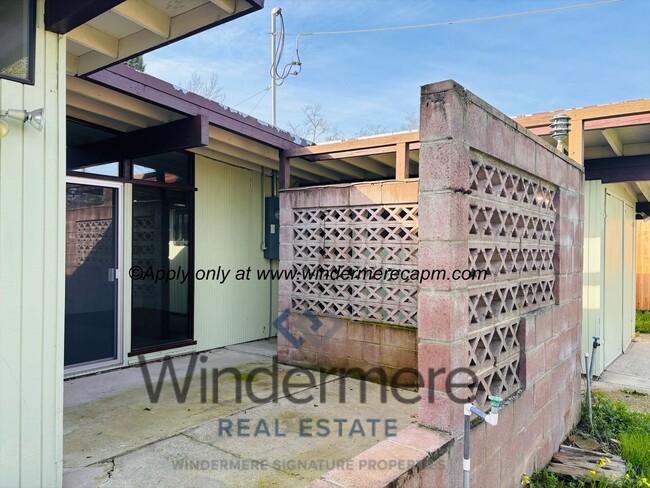 Building Photo - Mid-Century Modern Gem! 3 -Bed, 2-Bath wit...