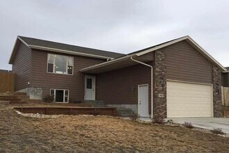 Building Photo - Spacious 4-Bed, 3-Bath Family Home with Fenced Yard and Attached Garage