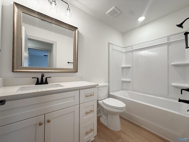 Building Photo - 18 Whispering Oak Dr SW