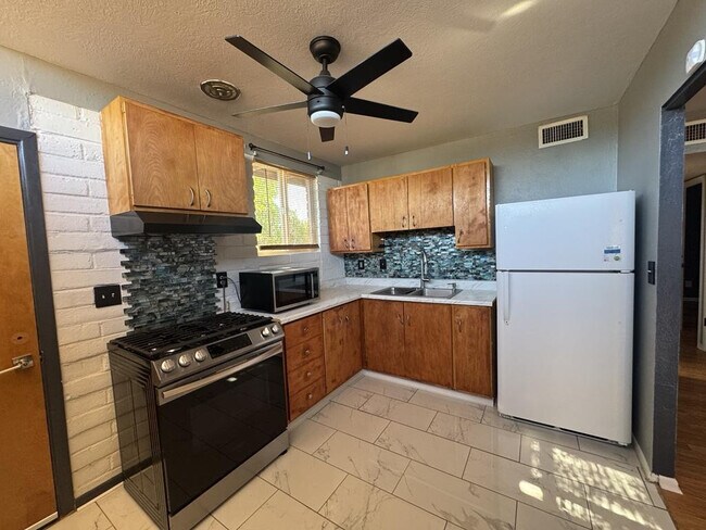 Building Photo - 4501 Pine Tree Dr
