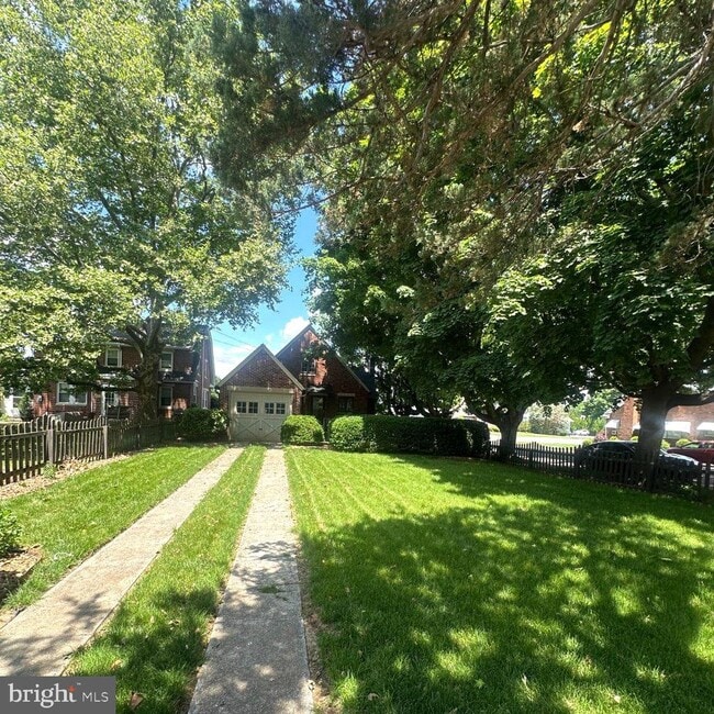 Building Photo - 528 E Cherry St