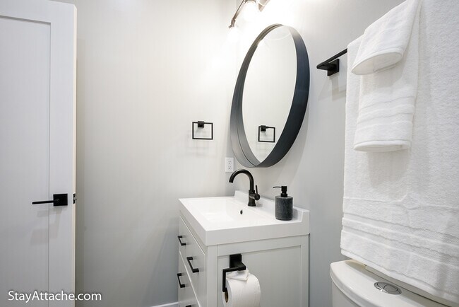 Building Photo - 1716 17th St NW