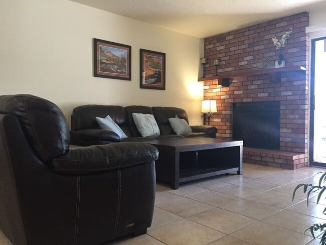 Building Photo - Fully Furnished Condo in Oak Creek Village
