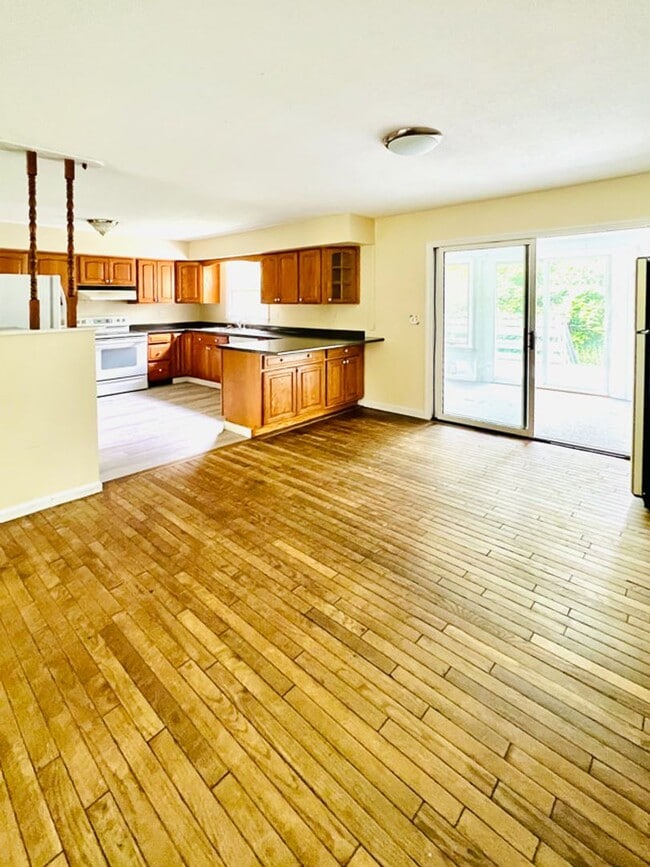 Building Photo - Spacious 5-Bedroom, 1.75 Bathroom Home in ...