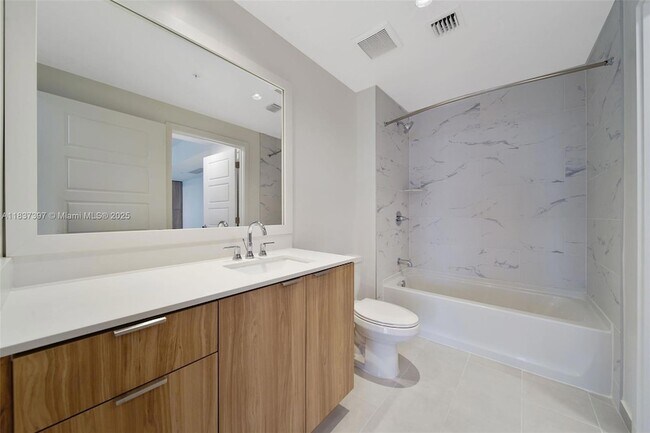 Building Photo - 2150 N Bayshore Dr
