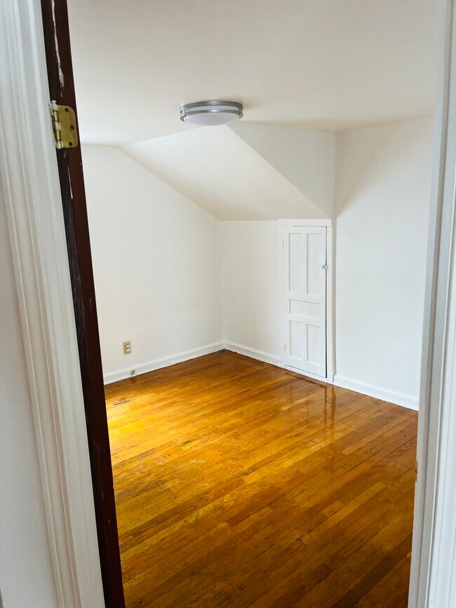 Building Photo - 70 Eileen St