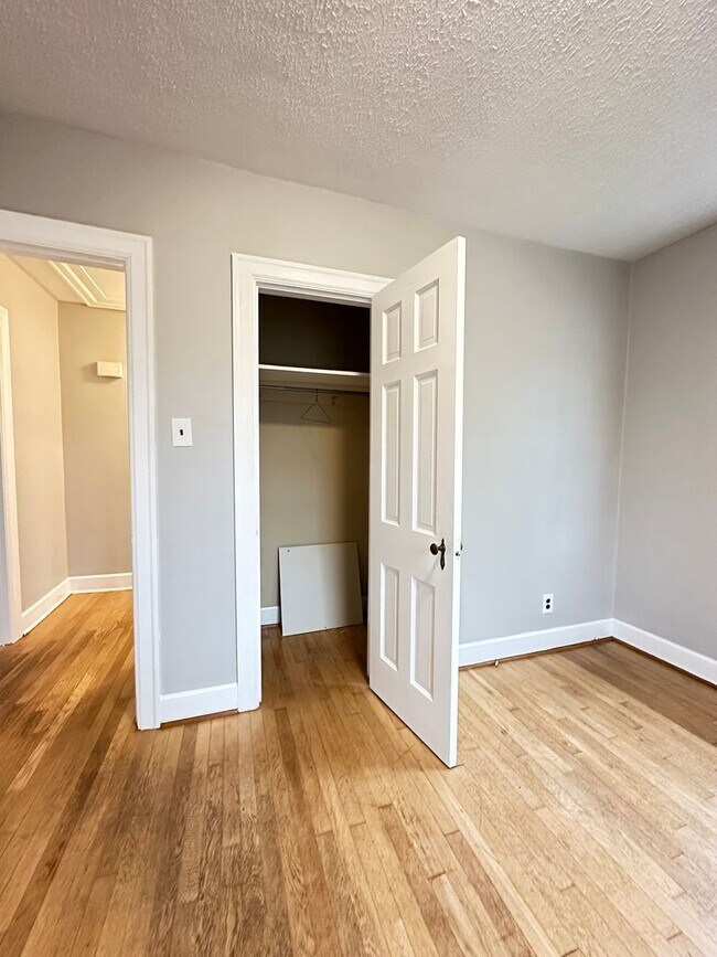 Building Photo - Charming 2-Bedroom Cottage-Style Home!