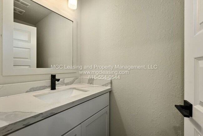 Building Photo - Oak Ridge Falls Townhomes – Modern Living in Raymore - Convenient self-guided tours are available