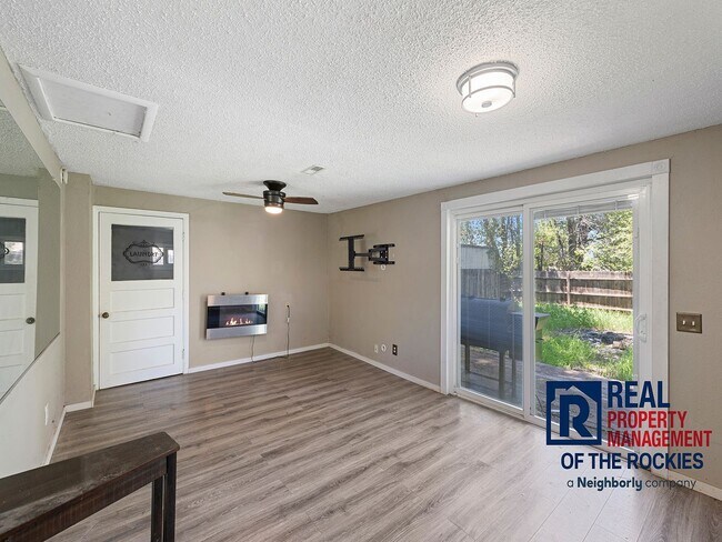 Building Photo - 2 Bed, 2 Bath with Yard, Parking & Laundry...
