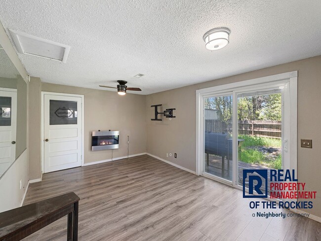 Building Photo - 2 Bed, 2 Bath with Yard, Parking & Laundry – Pet Friendly