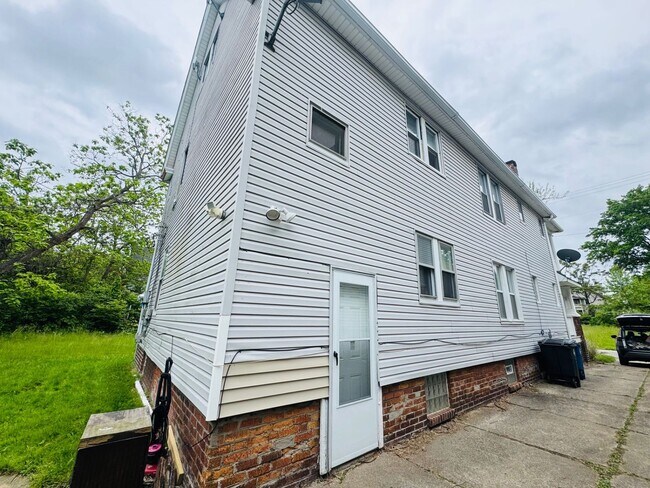 Building Photo - 11521 Tuscora Ave