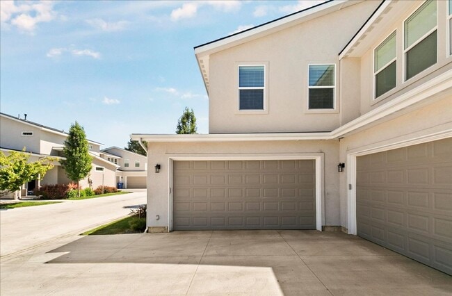 Building Photo - Eagle Townhome with Upscale Finishes!
