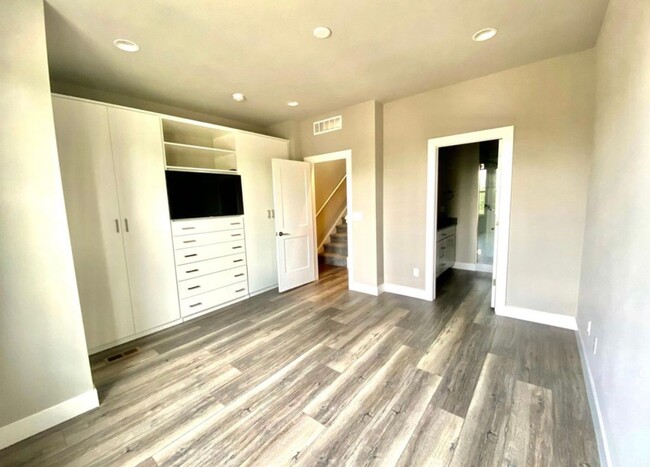 Building Photo - Sleek 3 Bedroom Townhome - Lincoln Park