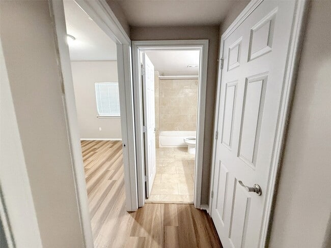 Building Photo - 512 E Hazelwood St