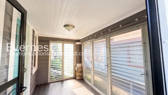 Building Photo - 2 Bed/1.5 Bath Home with Fenced Yard & Garage / Pet-friendly /Coming Soon!