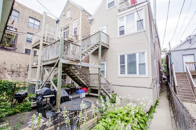 Building Photo - Spacious 1bedroom/1bath unit in Bucktown! Central Air, Dishwasher, FREE Laundry! Near Metra!