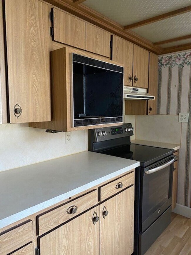 Building Photo - 4 bedroom 2 bath home with workshop