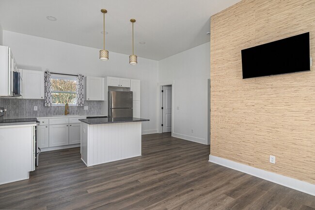 Building Photo - 637 E Anderson St