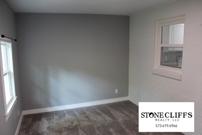 Building Photo - 708 Houchin St