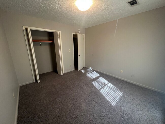 Building Photo - 3 bedroom 1 bathroom home in Colonial Hills