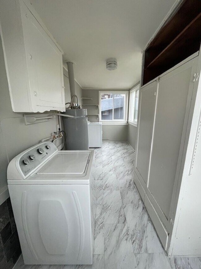 Building Photo - Newly remodeled, one-bedroom, one-bathroom...