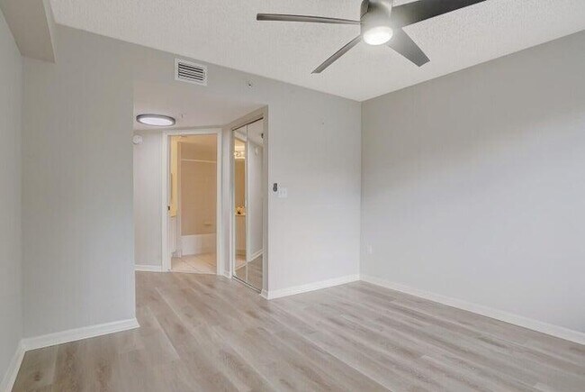 Building Photo - 1700 Crestwood Ct S